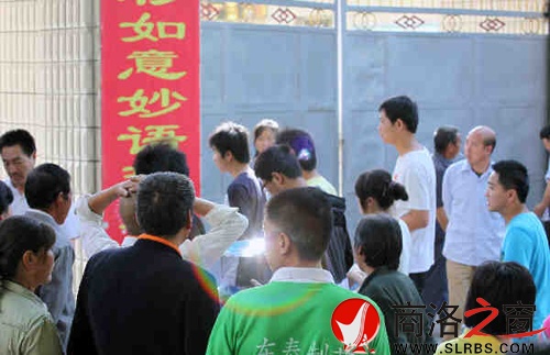 家們送考生進入考場時，一縷光環閃現鏡頭中，這也許就是人們的理想與期待.jpg