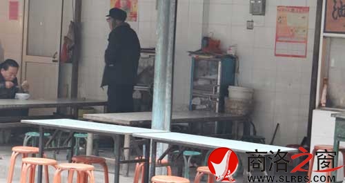 早餐結束后，攤點的餐桌下滿是廢棄的垃圾。