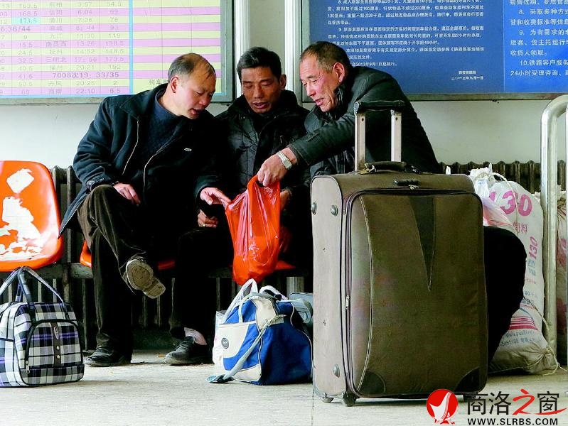他們三個人坐在一起，面前放著大大小小的行李包