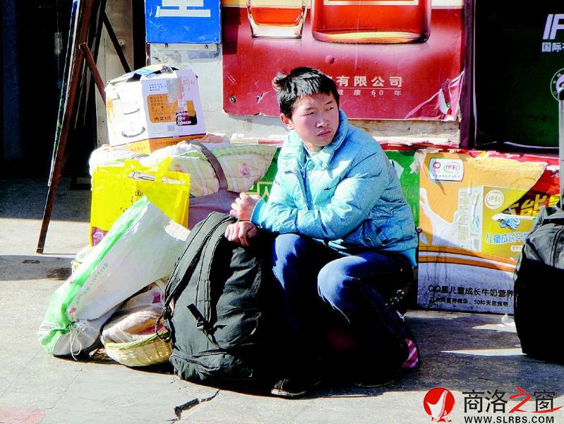 一個人，一堆行李。他看上去還是一個稚氣未脫的孩子
