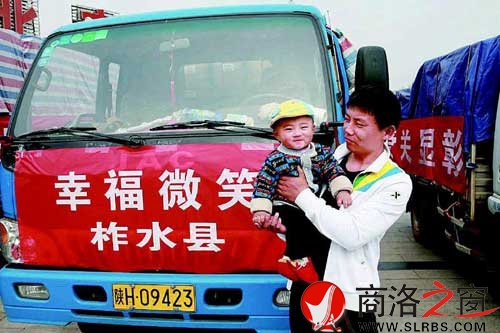 父子倆遠道而來,他們正在期待著愛心奶粉的發(fā)放。