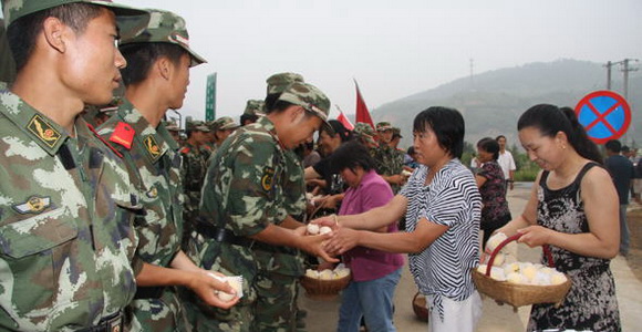 陜西商洛群眾夾道相送抗洪救災武警官兵