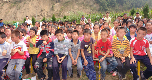 回歸童心  用愛(ài)傳遞希望