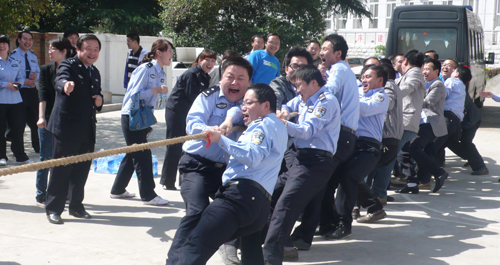 市公安局歡慶“五四”開展拔河比賽