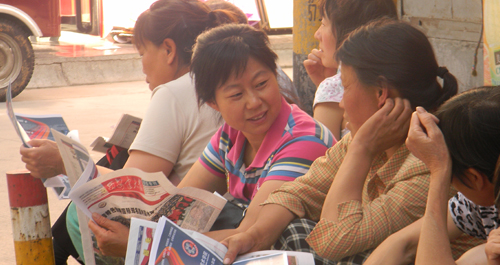 圖片直擊：高考第一天 家長真情守候