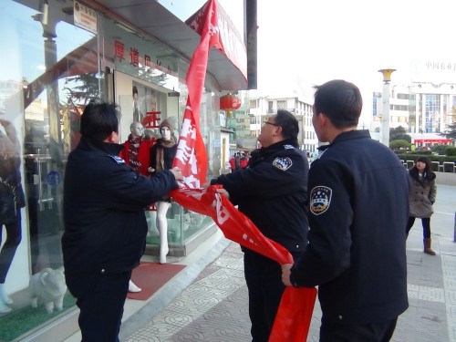 我市對野廣告條幅進行專項清理治理