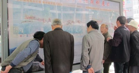 《商洛日報》閱報欄新近展示的市區規劃圖受到市民關注