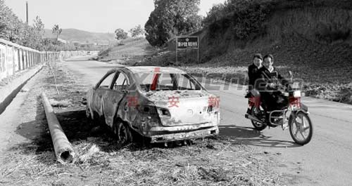 秸稈纏進排氣管 丹鳳一小車起火被燒毀