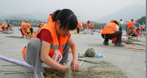 市環(huán)衛(wèi)處開展綁掃帚大比賽