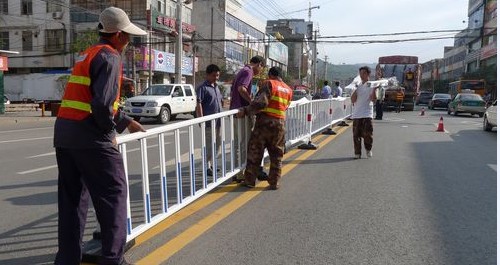 商洛城區(qū)交警中隊調(diào)整市區(qū)紅綠燈配制