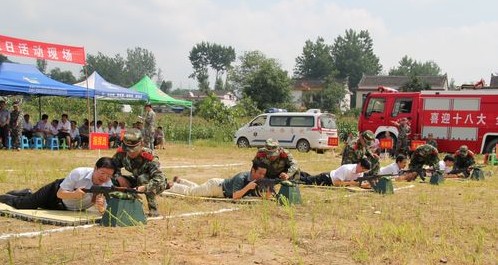 走進軍營練打靶