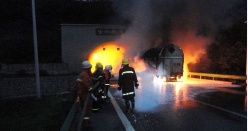 商州區(qū)境內(nèi)的金嶺隧道口液化氣罐車發(fā)生自燃