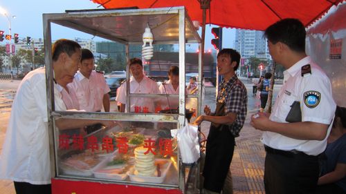 我市執法部門對攤點衛生安全進行檢查