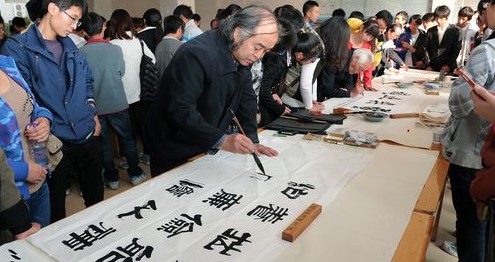 我市書(shū)畫(huà)家在商洛學(xué)院現(xiàn)場(chǎng)作畫(huà)贈(zèng)畫(huà)寄語(yǔ)學(xué)生