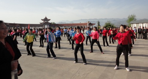 商洛老年體協(xié)組織傳統(tǒng)登山活動(dòng)