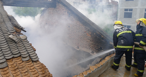 商洛市張坡社區一住戶突發火災