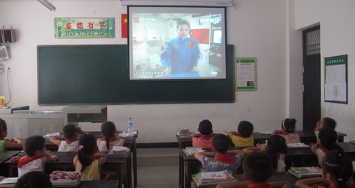 商洛各地師生紛紛觀看神十航天員授課