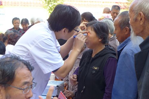 本報組織醫療隊為包扶點群眾義診