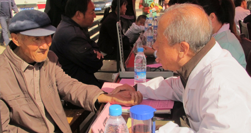 市衛生局組織專家為腰市鎮老年人兒童進行義診
