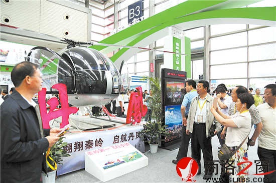 丹鳳展館,一架AF1-3小型直升機吸引大量客商駐足觀看詢問,現(xiàn)場登機體驗。