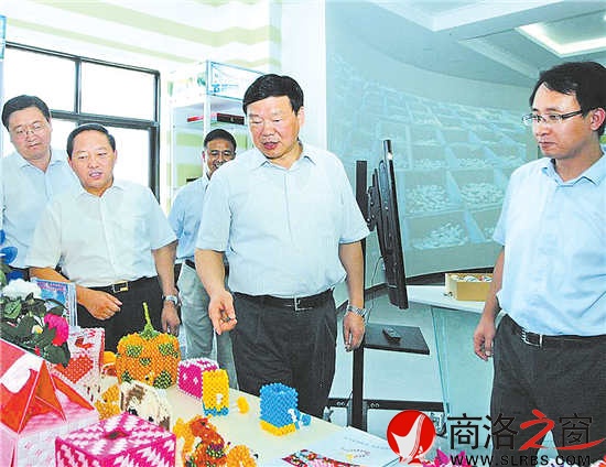 　　7月23日，第十次陜南循環發展工作座談會在商洛市召開。圖為省長婁勤儉在山陽縣電子商務體驗館調研。（亢建偉 攝）