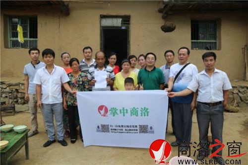 愛心人士與英雄家屬合影