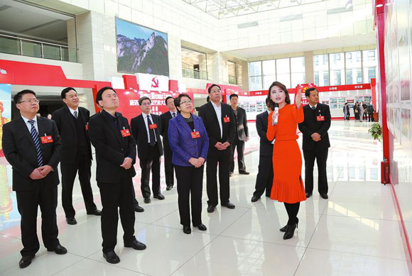 市上領(lǐng)導(dǎo)觀看《追趕超越看商洛》主題展