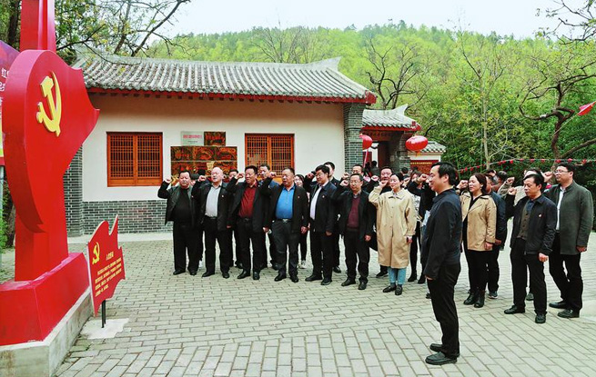 緬懷革命先烈汲取前行力量