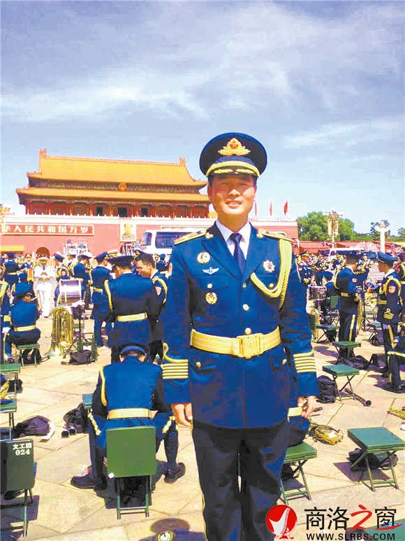 閱兵結(jié)束后，陳沖趕緊讓戰(zhàn)友為自己拍照留念，把這一激動(dòng)時(shí)刻永遠(yuǎn)定格。