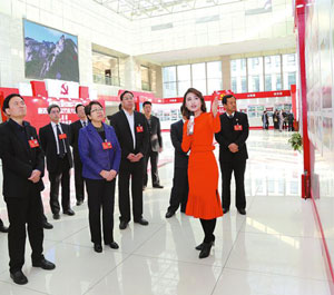 市上領導觀看《追趕超越看商洛》主題展