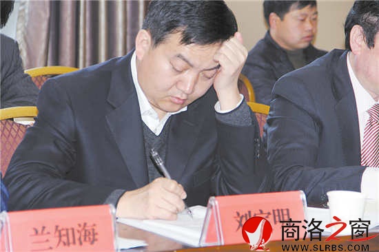 代表認真研讀政府工作報告，反復推敲發(fā)言稿。        （記者 李 亮 攝）