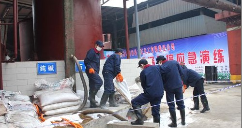 市環保局組織開展硫酸泄漏應急演練