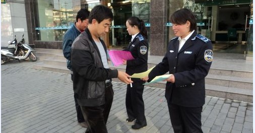 市城管監察支隊執法人員走上街頭散發傳單