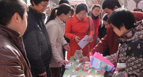 商洛食品藥品監督部門街頭講解辨別假藥