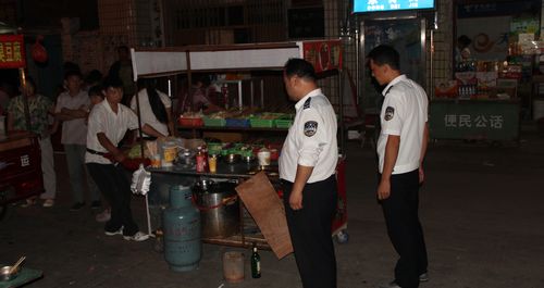 商洛城管監察支隊開展夜市燒烤清理整頓活動