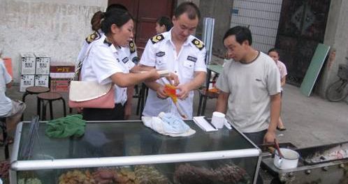 鎮安食品藥品監督管理局對夜市燒烤攤進行檢查