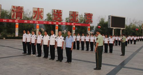 商洛城管監察支隊在望江樓廣場進行軍事化訓練