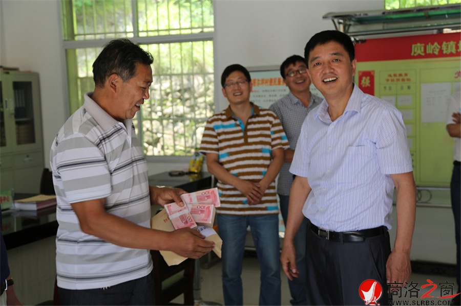 商洛市教育黨員干部深入包村扶貧點共議致富項目和計劃