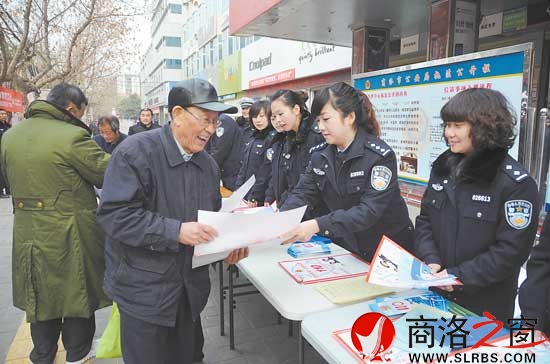 每年1月10日110宣傳日，110指揮中心的民警都會走上街頭進行法律宣傳。