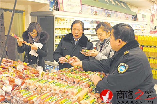 市食品藥品監(jiān)督管理局副局長(zhǎng)、市食品藥品監(jiān)察支隊(duì)隊(duì)長(zhǎng)趙宏俠帶隊(duì)在超市檢查食品安全。