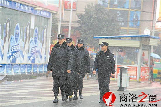 1月27日,雪花鋪天蓋地,葉宏仍帶領同事不畏嚴寒在車站一帶巡邏。