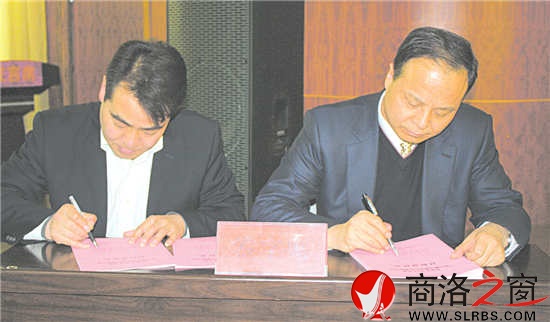 區委書記張盈安與鎮辦負責人簽訂黨風廉政目標責任書