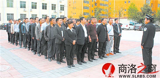 組織鎮辦部門領導干部和村(社區)干部到商州監獄接受警示教育