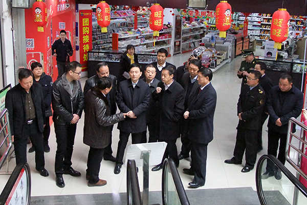 市上領導檢查商場電梯安全工作