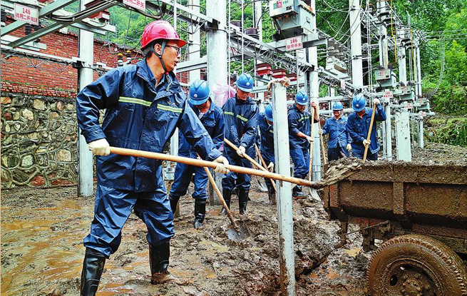 國網(wǎng)商洛供電公司變電檢修中心共產(chǎn)黨員突擊隊在洛南災區(qū)開展搶修作業(yè)