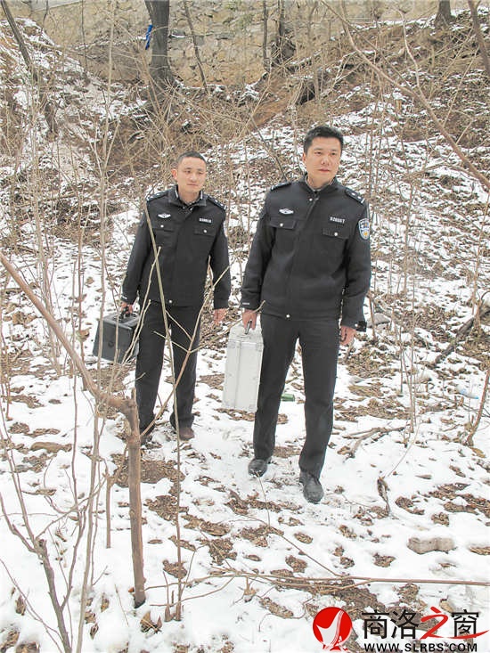 踏著積雪，劉崗與劉金鎖攜帶勘察箱急赴案發現場。