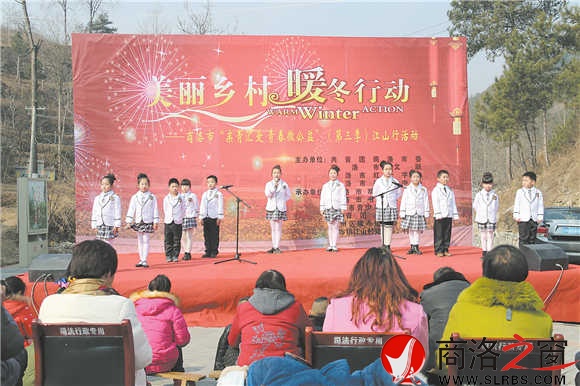 團市委組織文藝節(jié)目赴美麗鄉(xiāng)村商州區(qū)江山村演出