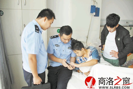 辦案民警前往醫院向受害人薛某了解被搶劫的過程