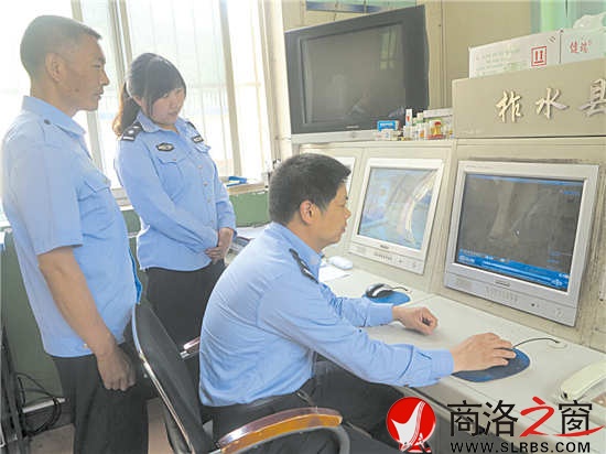 上班期間，蔡濤和民警必須目不轉睛地看著監控，密切關注看押人員的動向。