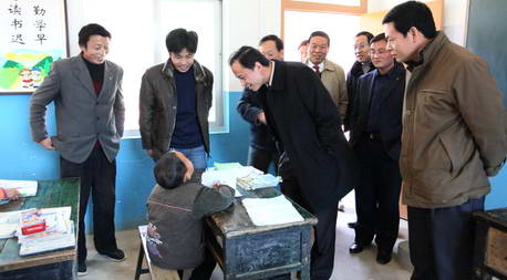 檢查礦山工作，看望醫護人員——張盈安入月河鄉視察